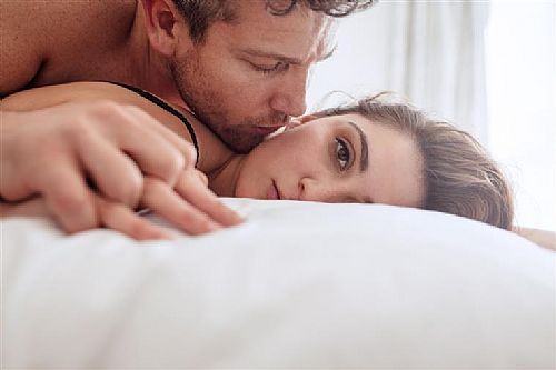 Existem casais que têm uma ótima vida sexual, mas a maioria de nós 
normalmente começou um relacionamento por outros motivos e não somente pelo bom 
desempenho sexual do casal. 
O sexo ainda pode ser considerado um tabu quando não tratado da maneira 
correta, e discutir todos os aspectos dele com sua parceira pode ser a chave 
para resolver muitos problemas – inclusive quando a libido de vocês não está tão 
compatível assim.
Consultamos uma terapeuta sexual e essa foi a principal dica dada por ela, 
mas existem ainda outras maneiras de evitar que a falta de libido seja um 
problema no seu relacionamento – ou de consertar isso 